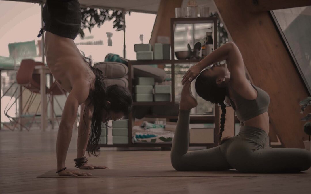 „Pilates sau Yoga? Cum să Alegi Practica Potrivită pentru Tine”